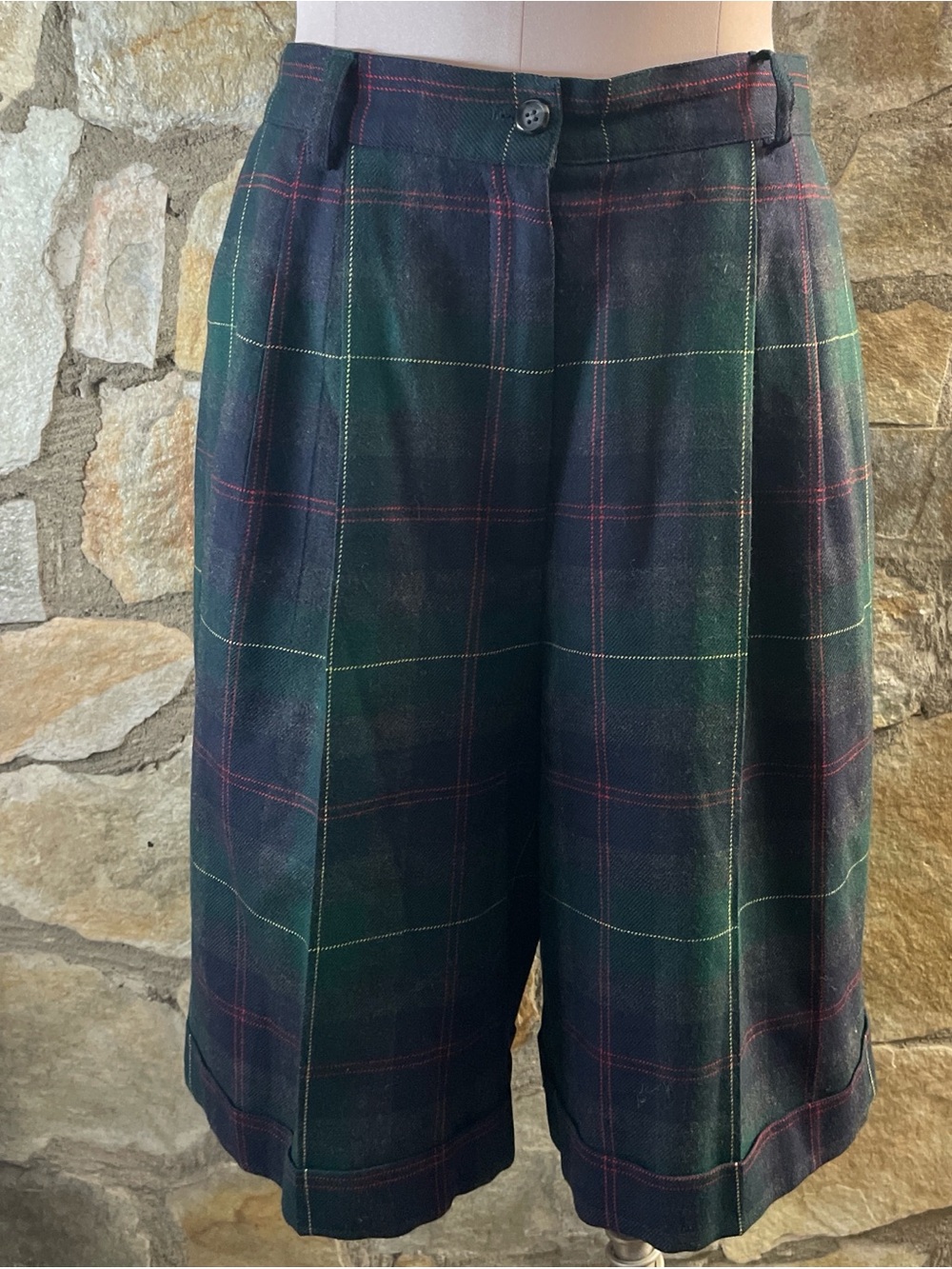 Vintage Talbots plaid wool shorts style in a classic dark green & navy tartan 💚✨